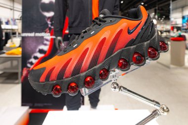 Lviv, Ukrayna - 16 Nisan 2025: Nike spor ayakkabıları mağazada