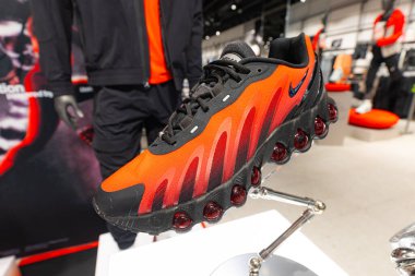Lviv, Ukrayna - 16 Nisan 2025: Nike spor ayakkabıları mağazada