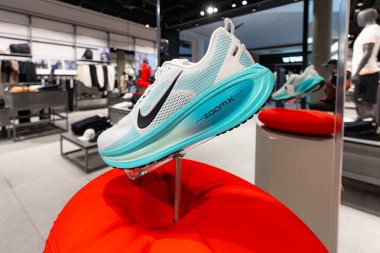 Lviv, Ukrayna - 16 Nisan 2025: Nike spor ayakkabıları mağazada