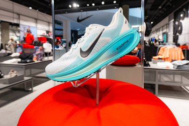 Lviv, Ukrayna - 16 Nisan 2025: Nike spor ayakkabıları mağazada