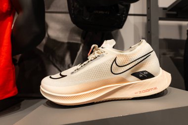 Lviv, Ukrayna - 16 Nisan 2025: Nike spor ayakkabıları mağazada