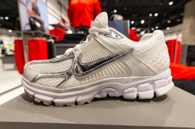 Lviv, Ukrayna - 16 Nisan 2025: Nike spor ayakkabıları mağazada