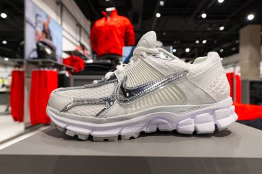 Lviv, Ukrayna - 16 Nisan 2025: Nike spor ayakkabıları mağazada