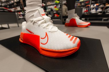 Lviv, Ukrayna - 16 Nisan 2025: Nike spor ayakkabıları mağazada
