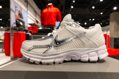 Lviv, Ukrayna - 16 Nisan 2025: Nike spor ayakkabıları mağazada
