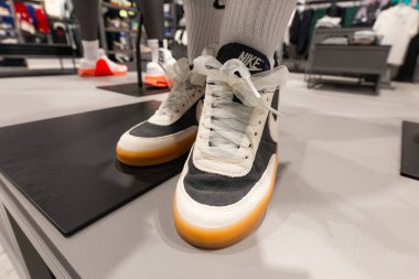 Lviv, Ukrayna - 16 Nisan 2025: Nike spor ayakkabıları mağazada
