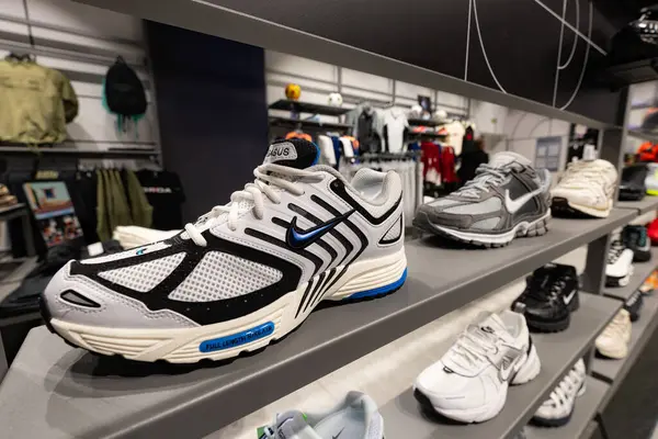 Lviv, Ukrayna - 16 Nisan 2025: Nike spor ayakkabıları mağazada