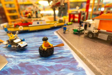 Lviv, Ukrayna - 16 Nisan 2025: Oyuncak dükkanında lego kutuları