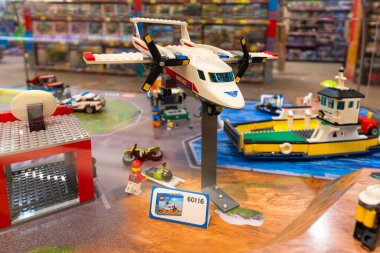 Lviv, Ukrayna - 16 Nisan 2025: Oyuncak dükkanında lego kutuları