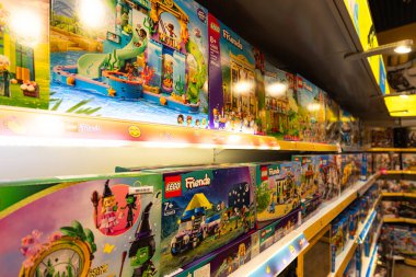 Lviv, Ukrayna - 16 Nisan 2025: Oyuncak dükkanında lego kutuları