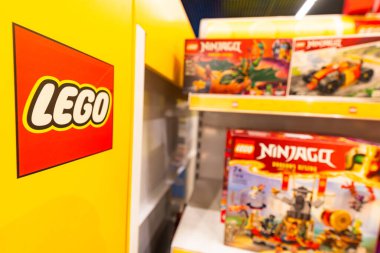 Lviv, Ukrayna - 16 Nisan 2025: Oyuncak dükkanında lego kutuları