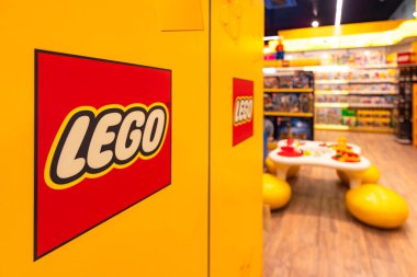 Lviv, Ukrayna - 16 Nisan 2025: Oyuncak dükkanında lego kutuları