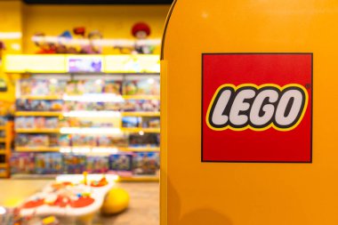 Lviv, Ukrayna - 16 Nisan 2025: Oyuncak dükkanında lego kutuları
