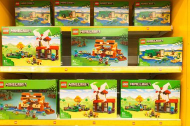 Lviv, Ukrayna - 16 Nisan 2025: Oyuncak mağazasında Minecraft Lego kutuları