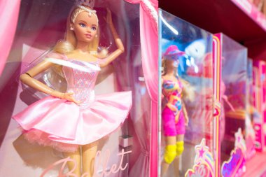Lviv, Ukrayna - 16 Nisan 2025 Oyuncak dükkanında Barbie bebekler