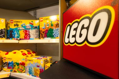 Lviv, Ukrayna - 16 Nisan 2025: Oyuncak dükkanında lego kutuları