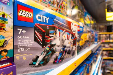 Lviv, Ukrayna - 16 Nisan 2025: Oyuncak dükkanında lego kutuları