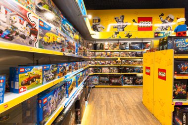 Lviv, Ukrayna - 16 Nisan 2025: Oyuncak dükkanında lego kutuları