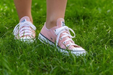 Lviv, Ukrayna - 20 Nisan 2025: Tüm Yıldızların Kadın Ayağında Ayakkabıları