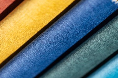 Tasarım amacı için renkli desenli tekstil örneklerinin yakınlaştırılması