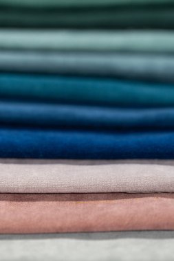 Tasarım amacı için renkli desenli tekstil örneklerinin yakınlaştırılması