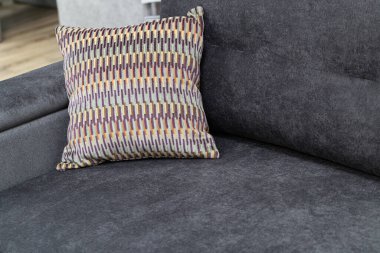 Dizayn amaçlı yastıklı kanepenin kapanışı