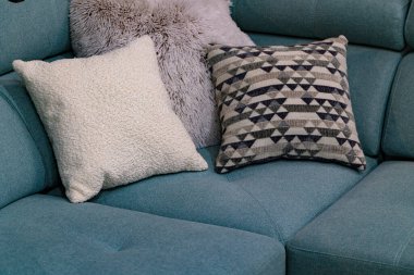 Dizayn amaçlı yastıklı kanepenin kapanışı