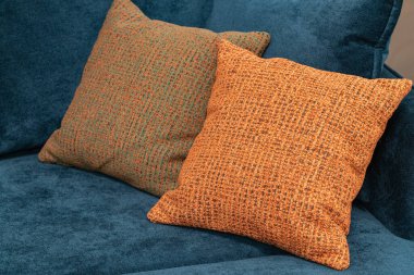 Dizayn amaçlı yastıklı kanepenin kapanışı