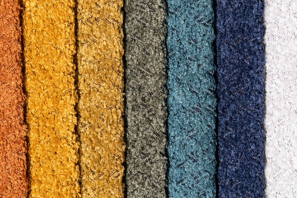 Крупный план красочных текстильных образцов для дизайнерских целей