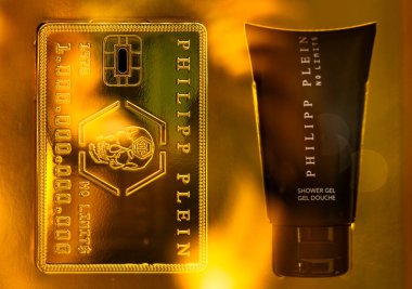 Lviv, Ukrayna - 29 Nisan 2025: Philipp Plein Gold hediye kutusu