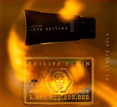 Lviv, Ukrayna - 29 Nisan 2025: Philipp Plein Gold hediye kutusu