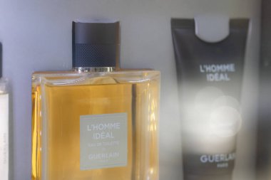 Lviv, Ukrayna - 29 Nisan 2025: Guerlain LHomme İdeal eau de tuvalet hediye kutusu