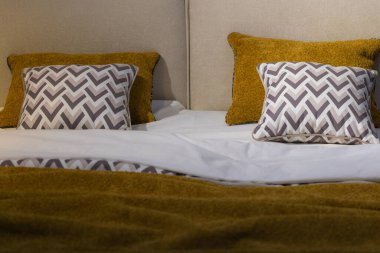 Yataktaki yastıkların tasarım amacı için kapatılması