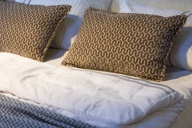 Yataktaki yastıkların tasarım amacı için kapatılması