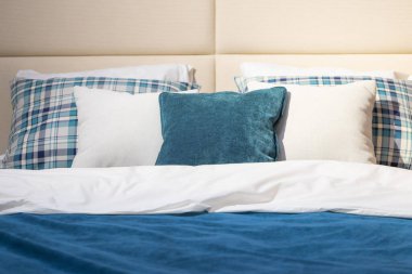 Yataktaki yastıkların tasarım amacı için kapatılması