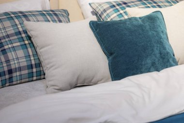 Yataktaki yastıkların tasarım amacı için kapatılması