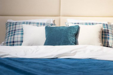 Yataktaki yastıkların tasarım amacı için kapatılması