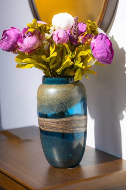 Ev dekorasyonu için çiçekli vazo.