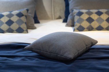 Yataktaki yastıkların tasarım amacı için kapatılması