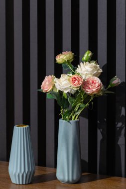 Ev dekorasyonu için çiçekli vazo.