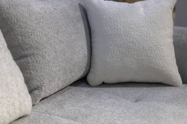 Dizayn amaçlı yastıklı kanepenin kapanışı