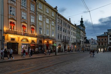 LVIV, UKRAINE - 18 Nisan 2025: Akşam Lviv Pazar Meydanı