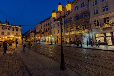 LVIV, UKRAINE - 18 Nisan 2025: Akşam Lviv Pazar Meydanı