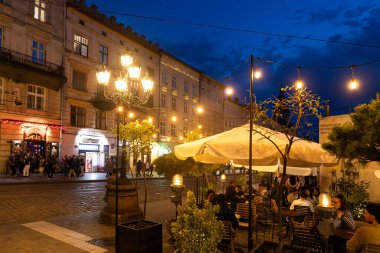 LVIV, UKRAINE - 18 Nisan 2025: Akşam Lviv Pazar Meydanı