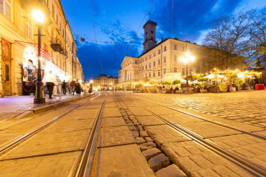 LVIV, UKRAINE - 18 Nisan 2025: Akşam Lviv Pazar Meydanı