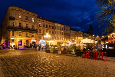 LVIV, UKRAINE - 18 Nisan 2025: Akşam Lviv Pazar Meydanı