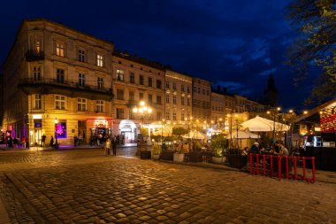 LVIV, UKRAINE - 18 Nisan 2025: Akşam Lviv Pazar Meydanı