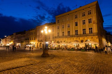 LVIV, UKRAINE - 18 Nisan 2025: Akşam Lviv Pazar Meydanı