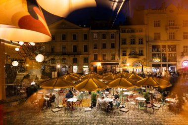 LVIV, UKRAINE - 18 Nisan 2025: Akşam Lviv Pazar Meydanı