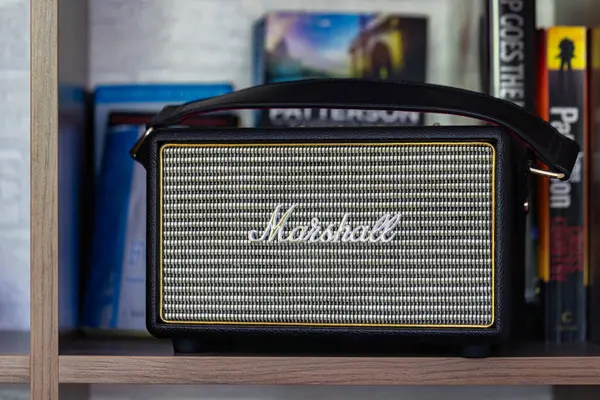 Lviv, Ukrayna - 26 Ekim 2024: Siyah Marshall Portable Speaker